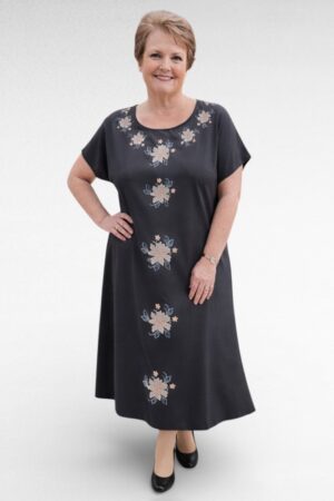KL.682- Musta A-linjainen kaftaani-maksimekko kukkakuviolla "Marju"